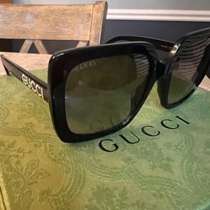 GUCCI Sunglasses Women’s Black Frame Crystals Authentic Classy Great Condition